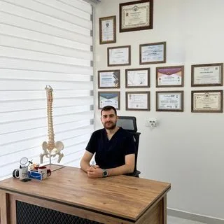 Fzt. Salim Aslan — Fizyoterapi Ve Rehabilitasyon, İstanbul. Portre fotoğrafı.