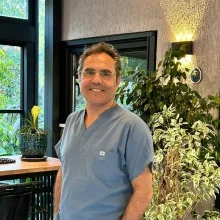 Op. Dr. Tahir Ünal — Kulak Burun Boğaz, İstanbul. Portre fotoğrafı.