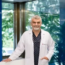 Dr. Ersun Çobanoğlu — Sertifikalı Medikal Estetik, İstanbul. Portre fotoğrafı.