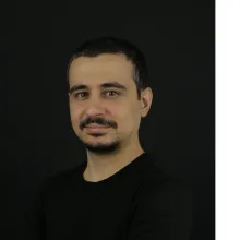 Dr. Dt. Halis Özsürmeli — Protetik Diş Tedavisi, İstanbul. Portre fotoğrafı.