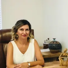 Uzm. Dr. Nazlı Alcan — Psikiyatri, Adana. Portre fotoğrafı.