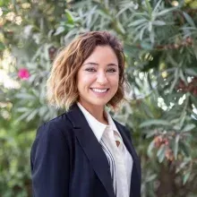 Uzm. Dt. Tuğçe Öner Altaş — Bayraklı, İzmir. Portre fotoğrafı.