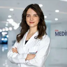 Uzm. Dr. Merve Atılgan Ala — Göğüs Hastalıkları, İzmir. Portre fotoğrafı.
