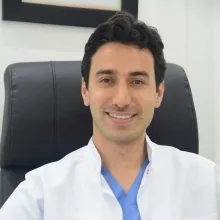 Dt. İsmail Güleç — Diş Hekimi, İstanbul. Portre fotoğrafı.