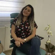 Dt. İrem Hazal Özcan — Diş Hekimi, Diyarbakır. Portre fotoğrafı.