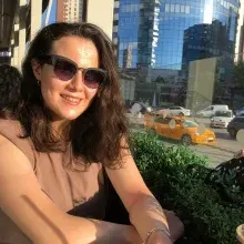 Dyt. Emine Öztürk — Diyetisyen, İstanbul. Portre fotoğrafı.
