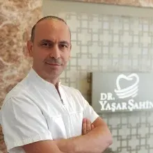 Dt. Yaşar Şahin — Diş Hekimi, İstanbul. Portre fotoğrafı.
