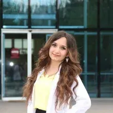 Dt. Deniz Dicle Kaya Türk — Diş Hekimi, İzmir. Portre fotoğrafı.