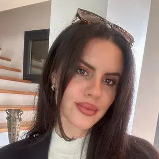 Psk. Simay Aslan — Psikoloji. Portre fotoğrafı.