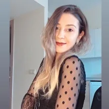 Dyt. Ayşe Özgül — Diyetisyen. Portre fotoğrafı.