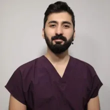 Dt. Renas Kutlu — Diş Hekimi, İstanbul. Portre fotoğrafı.