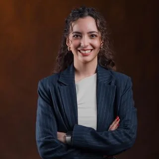 Dkt. İrem İlayda Çardak — Dil ve Konuşma Terapisi, Kocaeli. Portre fotoğrafı.