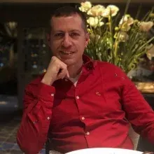 Op. Dr. Kadir Fatih Uçar — Kadın Hastalıkları Ve Doğum, İzmir. Portre fotoğrafı.