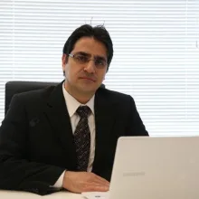 Op. Dr. Türker Özyiğit — Plastik Rekonstrüktif Ve Estetik Cerrahi, İstanbul. Portre fotoğrafı.