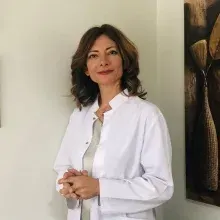 Op. Dr. Hülya Aydoğmuş — Kadın Hastalıkları Ve Doğum, İstanbul. Portre fotoğrafı.