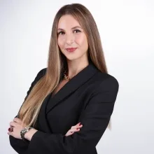 Psk. Alara Nurgün — Psikoloji. Portre fotoğrafı.