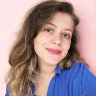 Psk. Merve Sümeyye Eyüboğlu — Psikoloji, İzmir. Portre fotoğrafı.