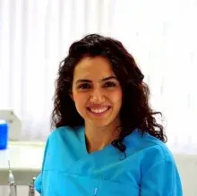 Dr. Dt. Elif Özbozdağ — Diş Hastalıkları Ve Tedavisi, İzmir. Portre fotoğrafı.