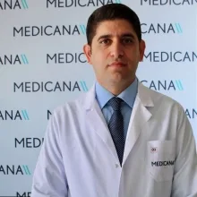 Dr. Öğr. Üyesi Gökhan Erbağ — İç Hastalıkları, Nilüfer, Bursa. Portre fotoğrafı.