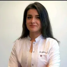 Dt. Göknil Hande Uzun — Diş Hekimi, İstanbul. Portre fotoğrafı.