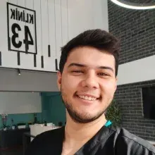 Dt. Furkan Tunç — Diş Hekimi, Bursa. Portre fotoğrafı.