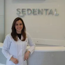 Dr. Dt. Simge Diren Esener — Ortodonti, İstanbul. Portre fotoğrafı.
