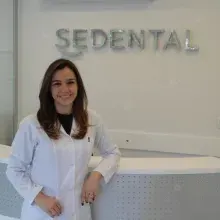 Dr. Dt. Simge Diren Esener — Ortodonti, İstanbul. Portre fotoğrafı.