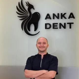 Dt. Adil Furkan Coşkun — Diş Hekimi, Muğla. Portre fotoğrafı.