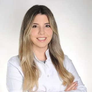 Dyt. Özlem Deniz Zengin — Diyetisyen, İstanbul. Portre fotoğrafı.