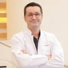 Op. Dr. Sertan Aksu — Kadın Hastalıkları Ve Doğum, İstanbul. Portre fotoğrafı.