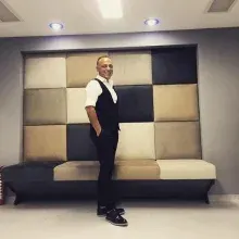 Op. Dr. Nejdet Şişman — Plastik Rekonstrüktif Ve Estetik Cerrahi, İzmir. Portre fotoğrafı.