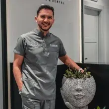 Dr. Dt. Orhan Deniz — Antalya. Portre fotoğrafı.