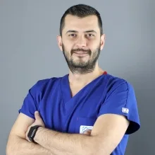 Dt. Tolga Topal — Diş Hekimi, Ankara. Portre fotoğrafı.