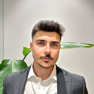 Dt. Ömer Faruk Acar — Diş Hekimi, Diyarbakır. Portre fotoğrafı.