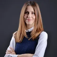 Uzm. Dr. İpek Kuşçu Özücer — Çocuk ve Ergen Psikiyatrisi, İstanbul. Portre fotoğrafı.