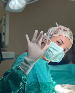Op. Dr. Betül Yıldız profilinde yer alan galeri fotoğrafı.