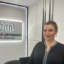 Dr. Dt. Gülçin Acun — Ortodonti, İstanbul. Portre fotoğrafı.