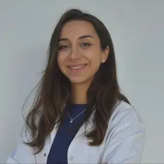Uzm. Dr. Ayşe Toksoy Aksoy — Çocuk ve Ergen Psikiyatrisi, İzmir. Portre fotoğrafı.
