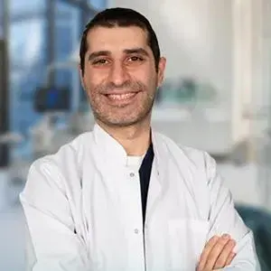 Dr. Dt. Levent Uslucan — Ağız Diş Ve Çene Cerrahisi, İstanbul. Portre fotoğrafı.