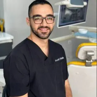 Dt. Arif Özgür — Diş Hekimi, Antalya. Portre fotoğrafı.