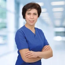 Uzm. Dr. Esma Öztürk — Göğüs Hastalıkları, Denizli. Portre fotoğrafı.