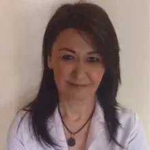 Uzm. Dr. Ayşe Summak — İç Hastalıkları, Şişli, İstanbul. Portre fotoğrafı.