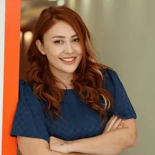 Uzm. Dt. Duygu Oza Özsümbül — İzmir. Portre fotoğrafı.