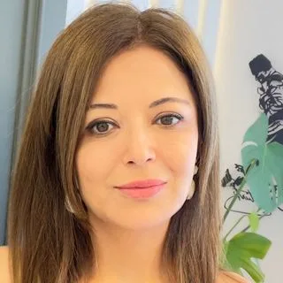 Uzm. Dr. Sezen Takmaz — Dermatoloji, İstanbul. Portre fotoğrafı.