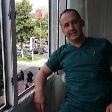 Dt. Önder Gürsoy — Diş Hekimi, Aydın. Portre fotoğrafı.