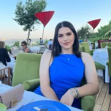 Kl. Psk. Özge Taş — Psikoloji, İstanbul. Portre fotoğrafı.