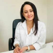 Dkt. Buse Ezeli — Dil ve Konuşma Terapisi. Portre fotoğrafı.