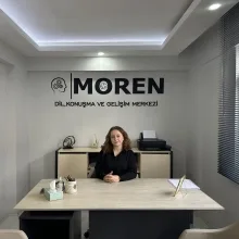 Uzm. Dkt. Ebru Nur Özyurt Seyhan — Dil ve Konuşma Terapisi. Portre fotoğrafı.