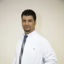 Op. Dr. Oğuz Güler — İstanbul. Portre fotoğrafı.
