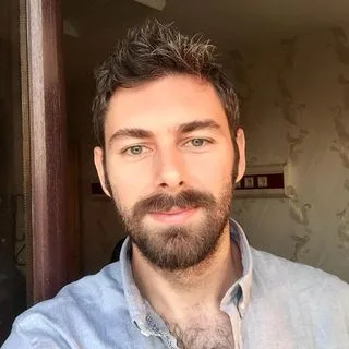 Doç. Dr. Murad Gezer — Üsküdar, İstanbul. Portre fotoğrafı.